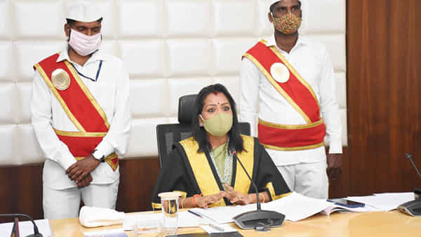 GHMC: ఫేక్ బర్త్, డెత్ సర్టిఫికెట్లపై GHMC మేయర్ సీరియస్.. అత్యవసర భేటీకి ముందే అధికారులను చాంబర్కు పిలిచి ఫైర్