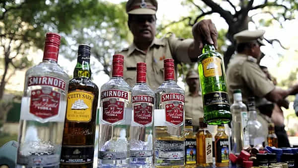 Goa Liquor: గోవా నుంచి మనం ఫ్లైట్లో, రోడ్డు మార్గంలో ఎంత లిక్కర్ తెచ్చుకోవచ్చు.. ఇదిగో కంప్లీట్ డీటేల్స్