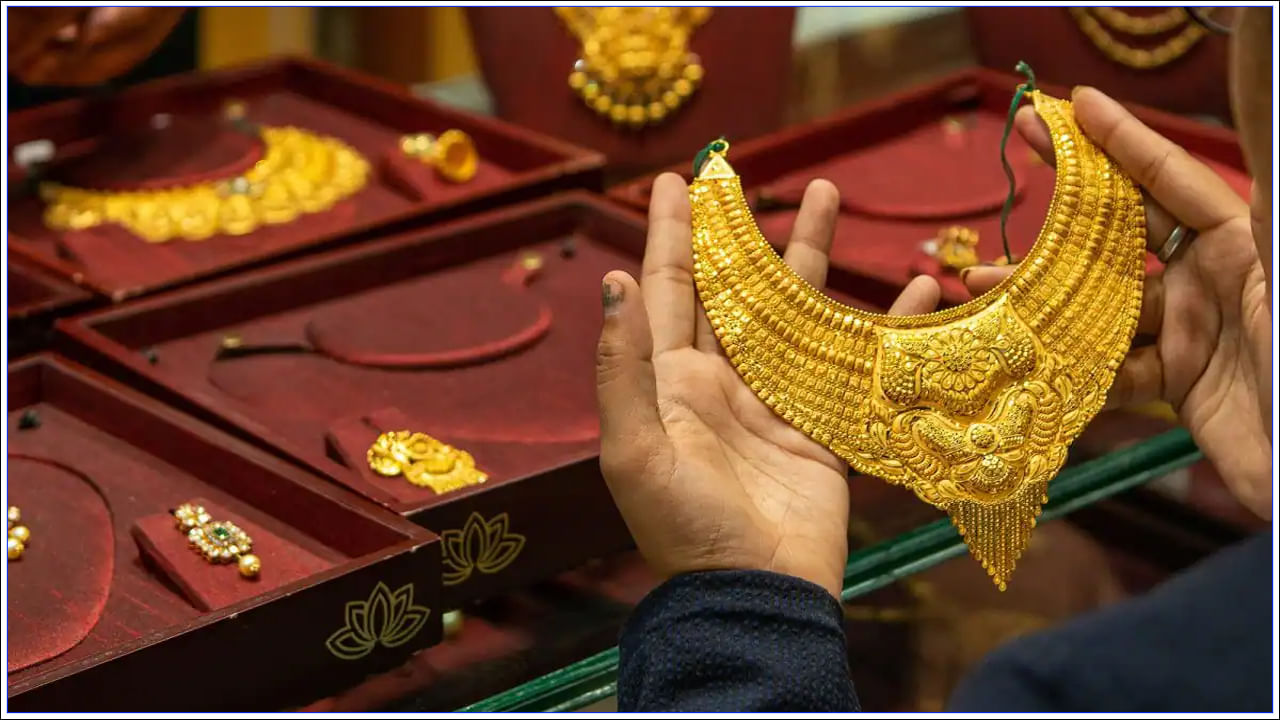 Gold Price Today: మహిళలకు గుడ్‌న్యూస్‌.. తగ్గిన బంగారం, వెండి ధరలు.. హైదరాబాద్‌లో ఎంతంటే..