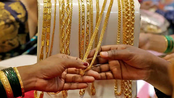 Gold Rate: ఆకాశమే హద్దుగా దూసుకుపోతున్న గోల్డ్ రేటు.. ఈ పదిరోజుల్లోనే ఏకంగా 4 వేలు పైకి