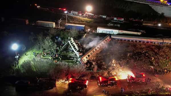 Train Accident: ఘోర రైలు ప్రమాదం.. ప్యాసింజర్ రైలును ఢీ కొన్న గూడ్స్..32 మంది సజీవదహనం