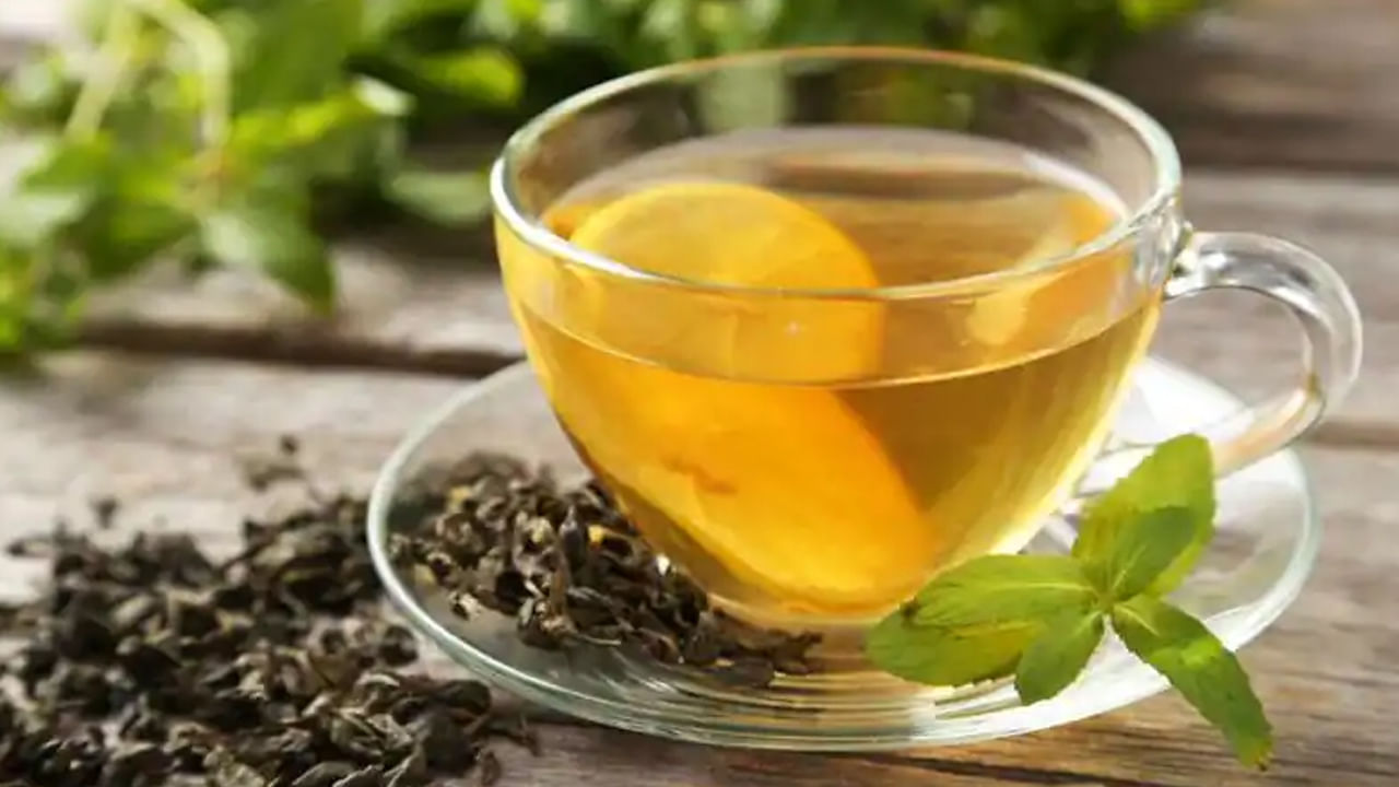 Green Tea: గ్రీన్ టీలో యాంటీఆక్సిడెంట్లు పుష్కలంగా ఉంటాయి. ఇవి దీర్ఘకాలిక వ్యాధుల ప్రమాదాన్ని తగ్గించడంలో సహాయపడతాయి. ఇది మెదడు పనితీరును మెరుగుపరచడంలో, గుండె జబ్బుల ప్రమాదాన్ని తగ్గించడంలో సహాయపడే కాటెచిన్‌లను కూడా కలిగి ఉంటుంది.