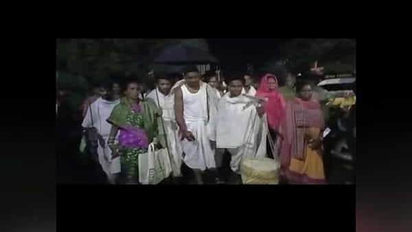 Groom: పాపం పెళ్లికొడుకు..! రాత్రంతా కాలినడకన వెళ్లి వధువు మెడలో తాళి కట్టాడు..! ఎందుకంటే..