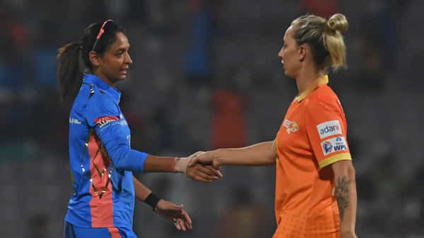 WPL 2023: చరిత్ర మార్చిన ముంబై సారథి.. తొలి మ్యాచ్లోనే ఐదేళ్ల నాటి రికార్డ్కు బ్రేకులు..