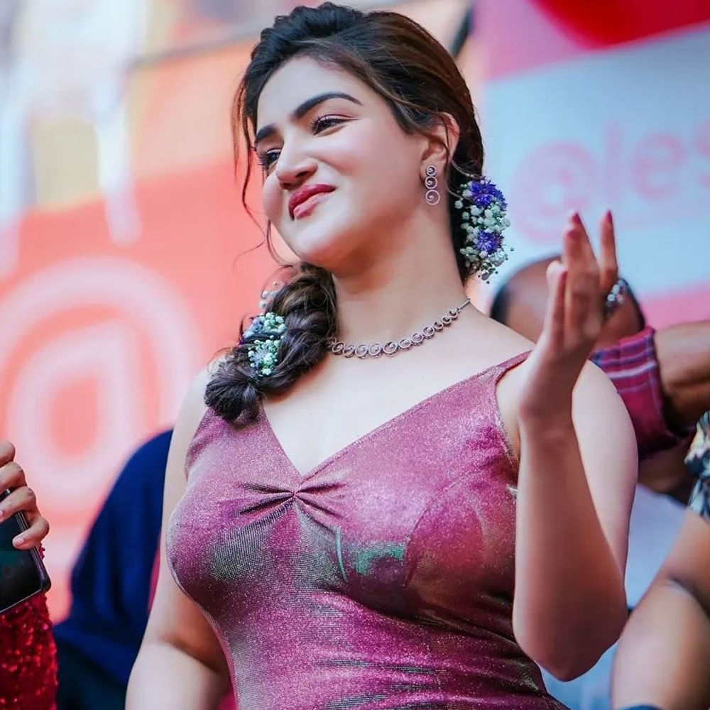 కోమలమైన వర్చస్సు... తళుకుబెళుకులతో మాలీవుడ్‌లో యూత్ హార్ట్స్ దోచేస్తోంది హనీ రోజ్ వర్గీస్. తమిళ్, తెలుగు సినిమాల్లో కూడా తన మార్క్ చూపించింది. ఈ వర్షం సాక్షిగా, ఆలయం వంటి తెలుగు సినిమాల్లో నటనతోపాటూ చక్కటి అభినయాన్ని చూపించిందీ శాండల్ బ్యూటీ.