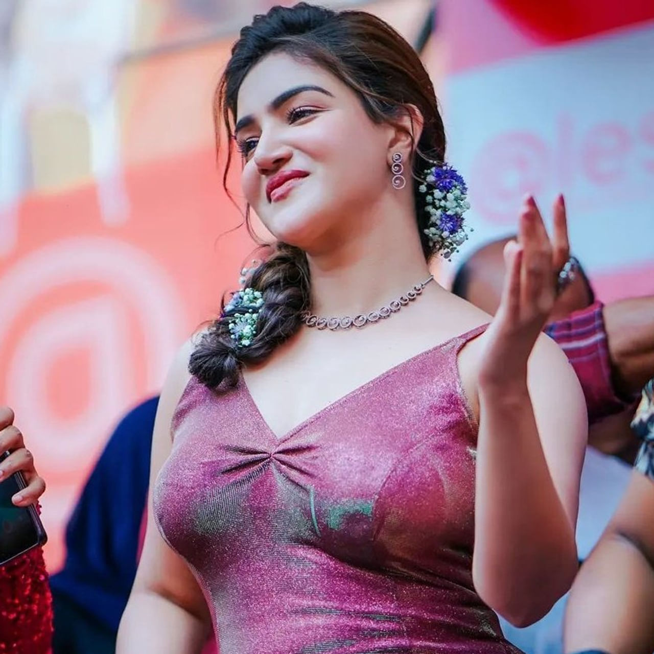 కోమలమైన వర్చస్సు... తళుకుబెళుకులతో మాలీవుడ్‌లో యూత్ హార్ట్స్ దోచేస్తోంది హనీ రోజ్ వర్గీస్. తమిళ్, తెలుగు సినిమాల్లో కూడా తన మార్క్ చూపించింది. ఈ వర్షం సాక్షిగా, ఆలయం వంటి తెలుగు సినిమాల్లో నటనతోపాటూ చక్కటి అభినయాన్ని చూపించిందీ శాండల్ బ్యూటీ.