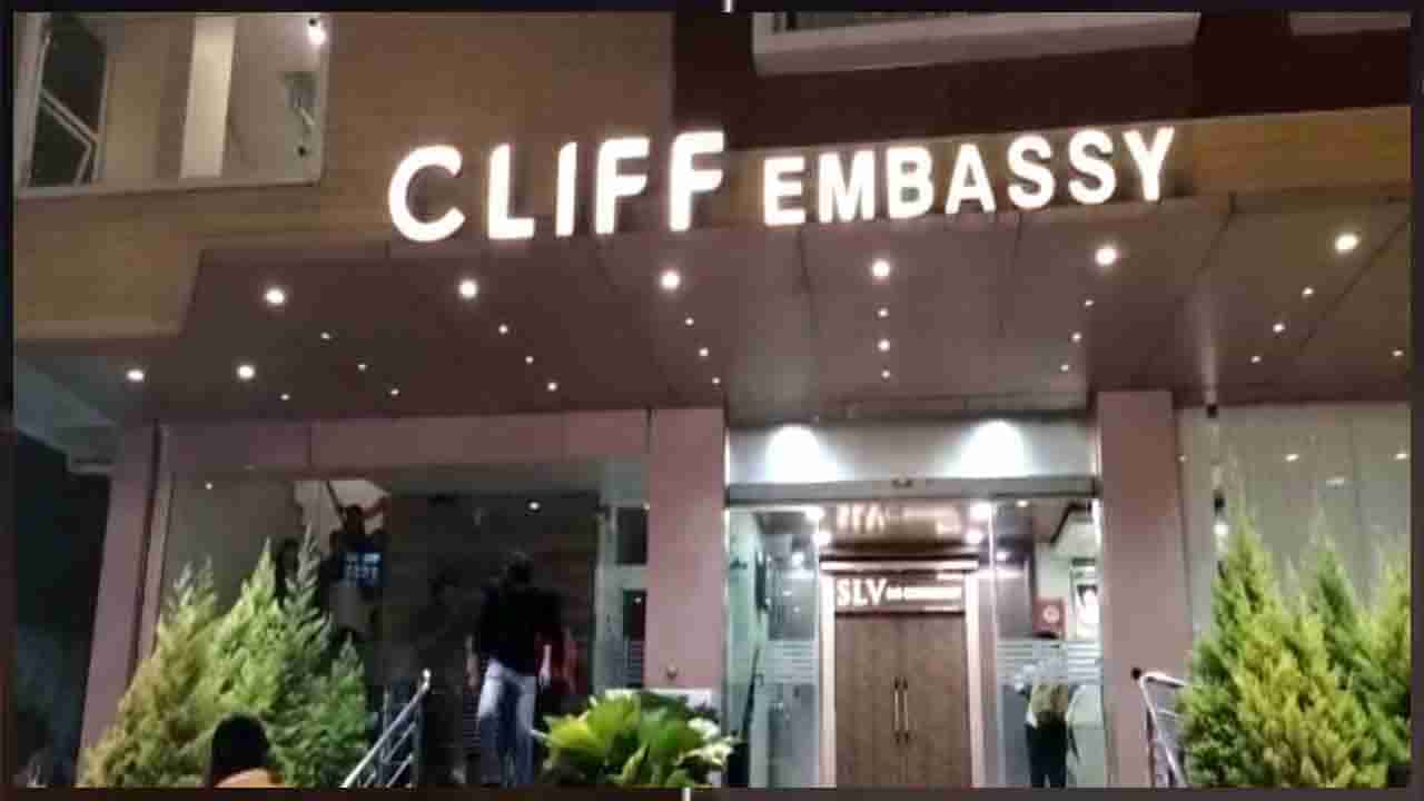 Shivamogga Ladies Party: అర్థరాత్రి భజరంగ్ దళ్ కార్యకర్తల హంగామా.. లేడీస్ పార్టీలోకి సడన్ ఏంట్రీ!