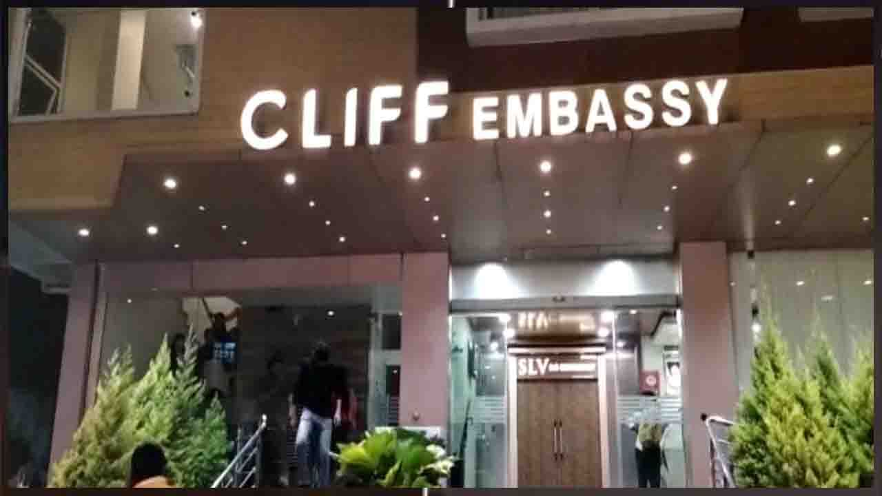 Shivamogga Ladies Party: అర్థరాత్రి భజరంగ్ దళ్ కార్యకర్తల హంగామా.. లేడీస్ పార్టీలోకి సడన్ ఏంట్రీ!