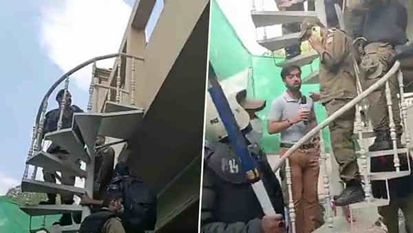 Imran Khan: కోర్టుకు ఇమ్రాన్ ఖాన్.. ఇంతలో ఇంట్లోకి చొరబడ్డ పోలీసులు.. కార్యకర్తలపై లాఠీఛార్జ్!
