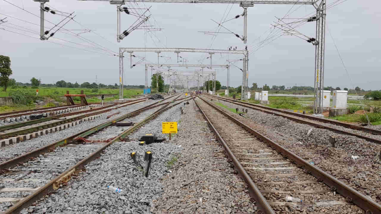 Indian Railway: తెలుగు రాష్ట్రాల రైల్వే ప్రయాణికులకు గుడ్ న్యూస్.. మరో మార్గంలో మూడో ఎలక్ట్రికల్ లైన్ రెడీ