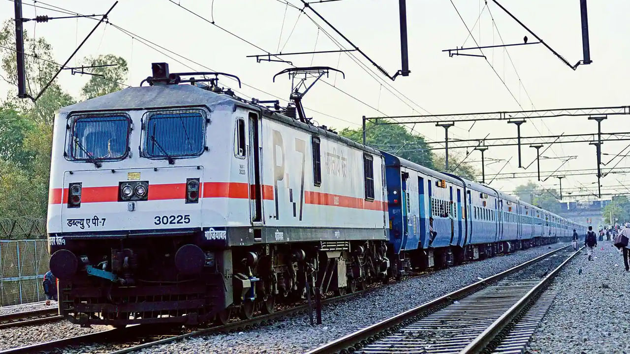 Indian Railways: రైల్లో వెళ్లేందుకు టికెట్స్‌ బుక్‌ కాలేదా..? ఇలా చేయండి బుకింగ్ అవుతాయి