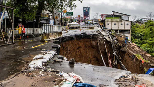Indonesia Disaster: ఇండోనేషియాలో వరుణ బీభత్సం.. కొండచరియలు విరిగిపడి పదుల సంఖ్యలో ప్రజలు మృతి..