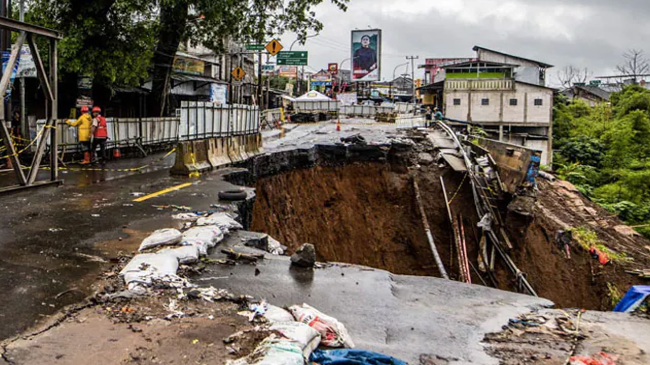 Indonesia Disaster: ఇండోనేషియాలో వరుణ బీభత్సం.. కొండచరియలు విరిగిపడి పదుల సంఖ్యలో ప్రజలు మృతి..