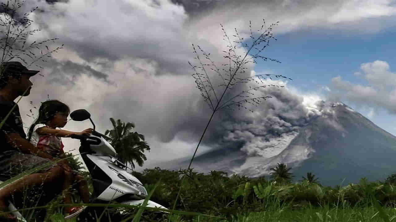 Indonesias Merapi volcano: మరోసారి బద్దలైన ఇండోనేషియాలోని మెరాపి అగ్నిపర్వతం.. వైరల్‌ అవుతోన్న వీడియో..