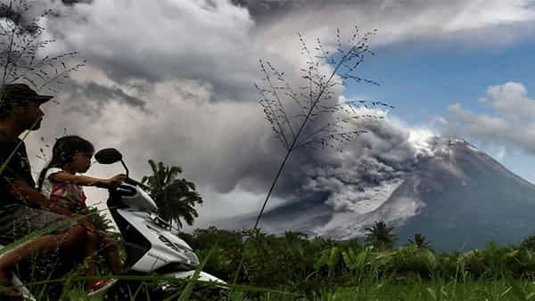 Indonesias Merapi volcano: మరోసారి బద్దలైన ఇండోనేషియాలోని మెరాపి అగ్నిపర్వతం.. వైరల్ అవుతోన్న వీడియో..