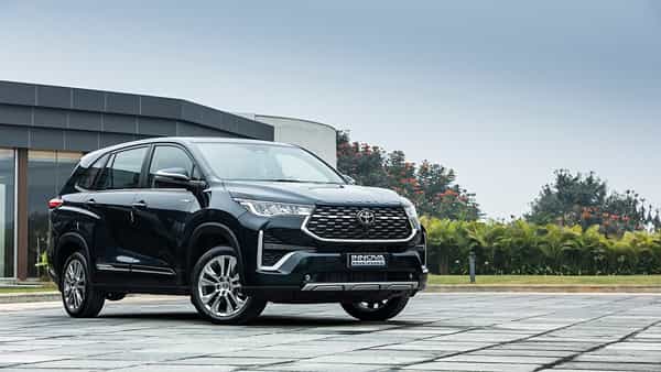 Innova HyCross: డిమాండ్ను క్యాష్ చేసుకోవడం అంటే ఇదే! అమాంతం పెరిగిన ఇన్నోవా హైక్రాస్ ధరలు.. మరో వేరియంట్ కూడా లాంచ్..