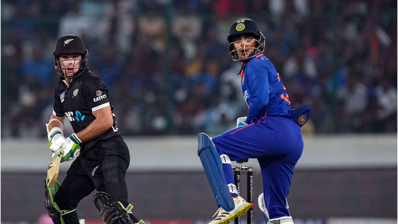 3. ఇషాన్ కిషన్.. ముంబై ఇండియన్స్‌కు చెందిన ఇషాన్ కిషన్ కూడా సత్తా చాటేందుకు సిద్ధమయ్యాడు. గత సీజన్‌లో అతని బ్యాట్ నుంచి పరుగుల వర్షం కురిసింది. ఈ క్రమంలో మూడు అర్ధ సెంచరీలతో సహా 418 పరుగులు చేశాడు. అత్యధిక స్కోరు 81 నాటౌట్. వన్డేల్లో డబుల్ సెంచరీ చేసిన ఇషాన్ కిషన్ ఐపీఎల్ 2023లో కూడా సెంచరీ సాధించేందుకు రెడీ అయ్యాడు. 