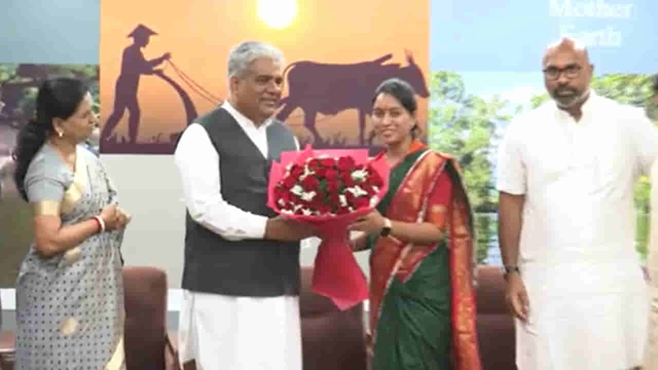 BRS-BJP: బీజేపీ గూటికి బీఆర్ఎస్ నాయకురాలు.. కండువా కప్పి ఆహ్వానించిన కేంద్ర మంత్రి