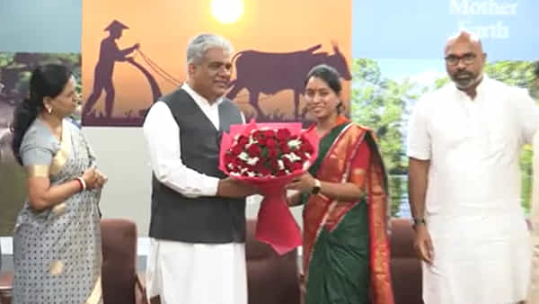 BRS-BJP: బీజేపీ గూటికి బీఆర్ఎస్ నాయకురాలు.. కండువా కప్పి ఆహ్వానించిన కేంద్ర మంత్రి