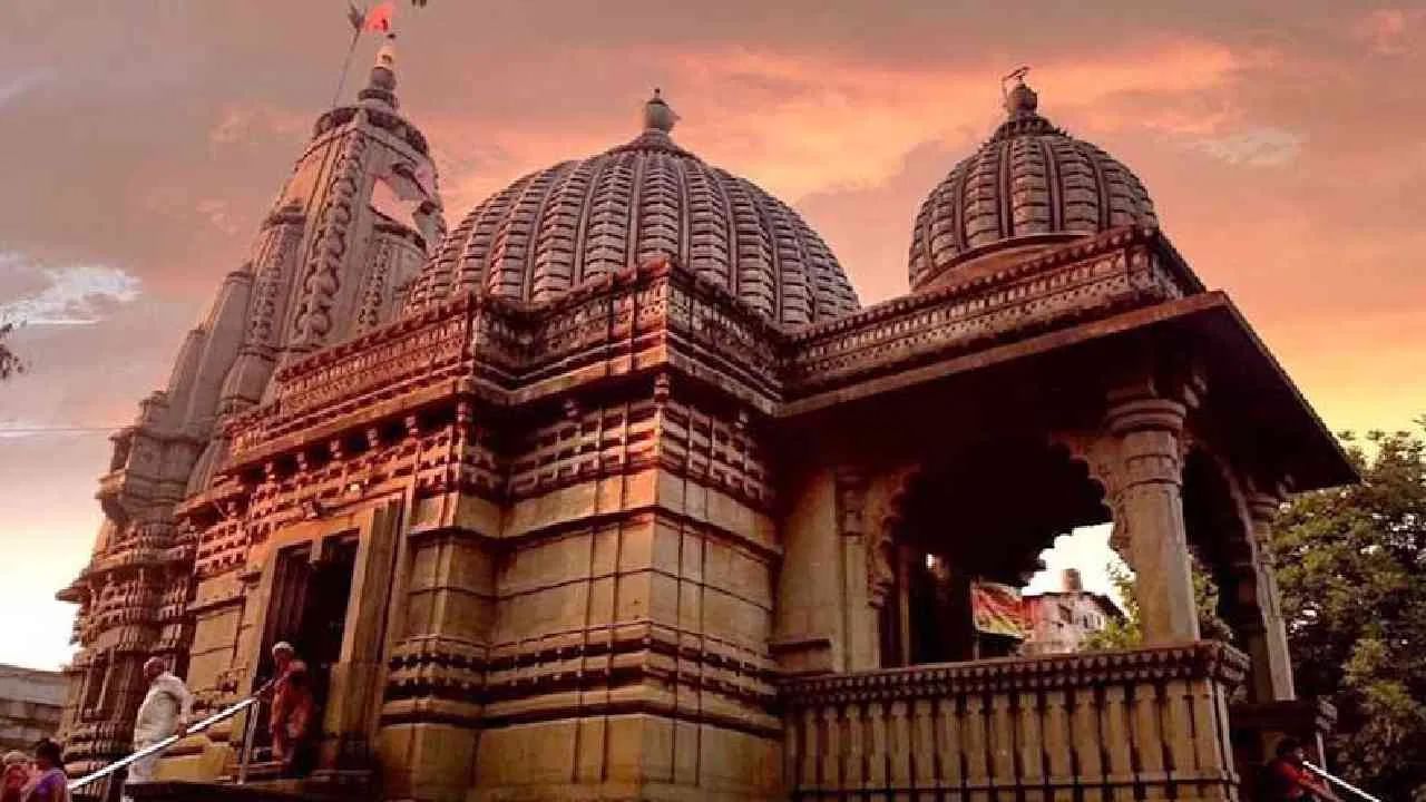 Kalaram Mandir -నాసిక్‌లోని కాలరామ మందిరం మహారాష్ట్రలోని నాసిక్‌లోని పంచవటి ప్రాంతంలో ఉన్న భారతదేశంలోని ప్రసిద్ధ రామమందిరం.  కాలరామ అంటే 'నల్ల రాముడు' ఈ ఆలయానికి రాముని 2 అడుగుల ఎత్తైన నల్లని విగ్రహం నుండి ఆ పేరు వచ్చింది.  ఇక్కడ సీతా దేవి, లక్ష్మణ విగ్రహాలు కూడా ఏర్పాటు చేయబడ్డాయి.  రాముడు పద్నాలుగు సంవత్సరాలు వనవాసానికి పంపబడినప్పుడు, పదవ సంవత్సరం తరువాత, అతను సీత, లక్ష్మణులతో కలిసి గోదావరి నది పక్కన పంచవటి వద్ద నివసించడానికి వచ్చినట్లు నమ్ముతారు. ఒకసారి కలలో సర్దార్ రంగారావు ఒధేకర్ గోదావరి నదిలో నల్లరాతి దృశ్యాన్ని చూస్తాడు.  మరుసటి రోజు కాలరాముడు ఆ నల్ల రాయిని నది నుండి తొలగించి రామ మందిరంలో నిర్మించాడు.