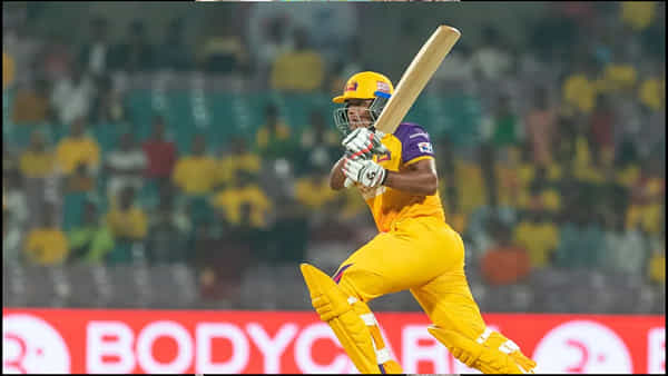 WPL 2023: బ్యాట్పై ధోని పేరుతో బరిలోకి.. ధనాధన్ ఇన్నింగ్స్ తొలి హాఫ్ సెంచరీ.. హాట్ టాపిక్గా మారిన టీమిండియా ప్లేయర్..