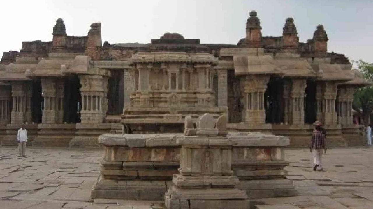 Kodanda Rama Hampi-హంపిలోని కోదండరామ దేవాలయం కర్ణాటకలోని హంపిలో ప్రసిద్ధి చెందిన దేవాలయాలలో ఒకటి.  ఈ ఆలయంలో రాముడు, లక్ష్మణుడు, సీత పూజలందుకుంటారు.  తుంగభద్ర నది ఒడ్డున అందమైన ఆలయం నిర్మించబడింది.  రాముడు తన పరివారంతో పొడవాటి కోదండ (విల్లు) పట్టుకుని నిలబడి ఉన్న ఉత్తరం వైపు ఉన్నందున ఈ ఆలయాన్ని కోదండరామ ఆలయం అని పిలుస్తారు.