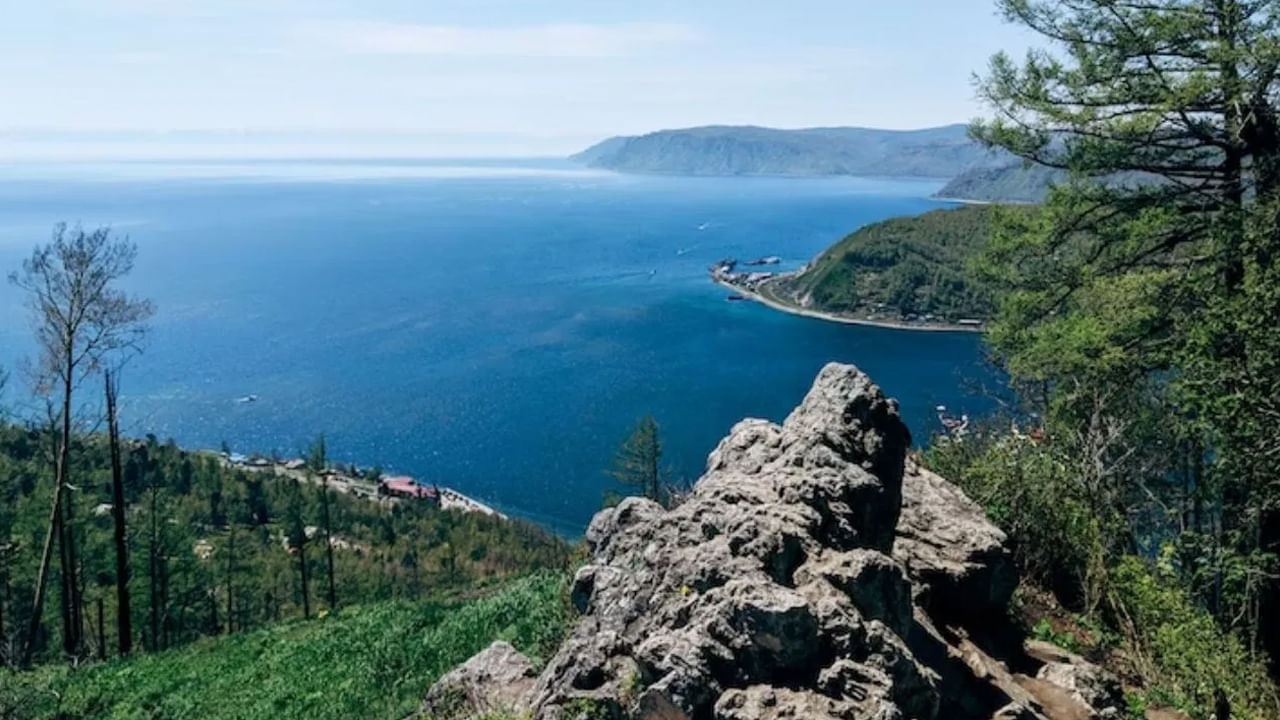 Lake Baikal, Russia: రష్యాలోని బైకాల్ సరస్సు రంగు కూడా ముదురు నీలం రంగులో ఉంటుంది. ఈ సరస్సు లోతు 5,300 అడుగులు. అంతేకాదు..ఇది 400 మైళ్ల పొడవు ఉంటుంది. ఈ సరస్సులో 27 ద్వీపాలు, 1500 రకాల జీవ జాతులు కనిపిస్తాయి. 