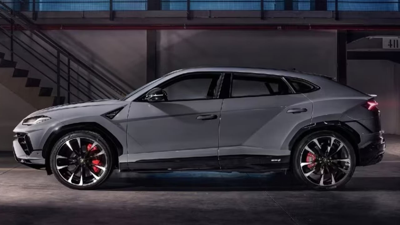 Lamborghini Urus S: లంబోర్ఘిని ఫేస్‌లిఫ్టెడ్ ఉరస్ ఏప్రిల్‌లో ప్రారంభమవుతుంది. దీనిని S వేరియంట్‌గా అందించనున్నారు. ఇది 4.4-లీటర్ ట్విన్-టర్బో V8 (666PS) ఇంజన్‌ను పొందుతుంది. ఇది కేవలం 3.7 సెకన్లలో 0-100 kmph వేగాన్ని అందుకోగలదు.