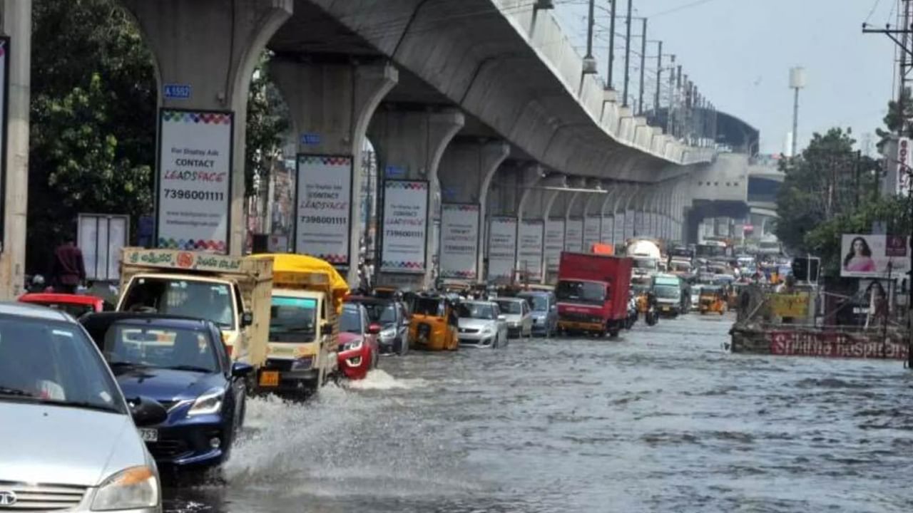 Heavy Rain: తెలుగు రాష్ట్రాలను వీడని వాన గండం.. హైదరాబాద్‌లో రాత్రంతా ఎడతెరిపి లేనివాన.. లోతట్టు ప్రాంతాలు జలమయం