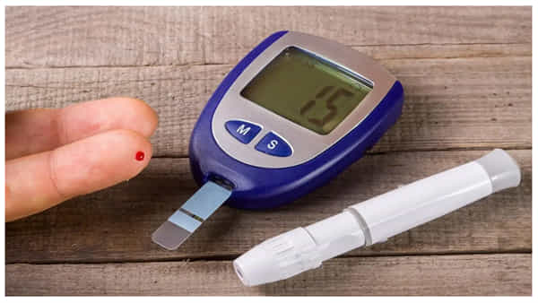 Low Blood Sugar: మీ శరీరంలో షుగర్ లెవల్స్ తగ్గినప్పుడు ఎలాంటి సంకేతాలు వస్తాయి..? ఇలా చేస్తే ఉపశమనం