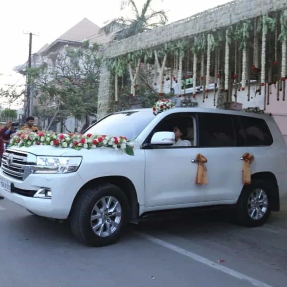 భారీ బందోబస్తు మధ్య రోడ్డు మొత్తం కార్లు.. కాన్వాయ్లతో వీరి ప్రయాణం సాగింది.