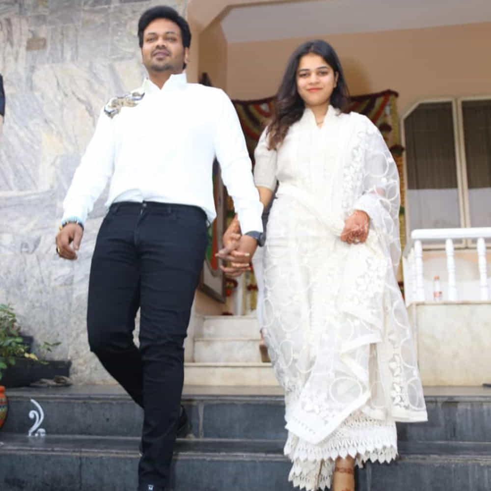 సినీ , రాజకీయ ప్రముఖులు వీరి పెళ్లికి హాజరై నూతన వధువరులను ఆశీర్వాదించారు. పెళ్లి అనంతరం కొత్త జంట ముందుగా కర్నూల్కు వెళ్లనుంది.