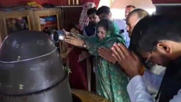 Jammu Kashmir: శివయ్యకు జలాభిషేకం చేసిన జమ్మూ మాజీ సీఎం మెహబూబా ముఫ్తీ.. రాజకీయ జిమ్మిక్కు అంటున్న బీజేపీ నేతలు