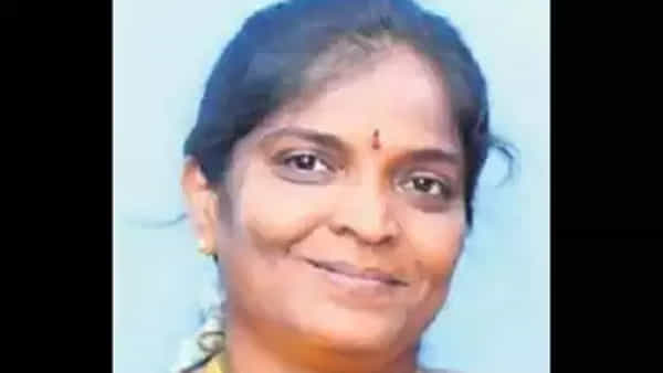 అమ్మ చనిపోయిందని.. తిరిగిరాదని తెలియని తనం.. మృతదేహంతో రోజులు గడిపిన వైనం.. చూస్తే కన్నీళ్లు ఆగవు