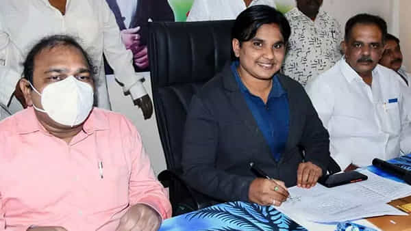 Womens Day: అంగవైకల్యాన్ని జయించి వాలంటీర్ నుంచి చైర్మన్గా ఎదిగిన ముంతాజ్ పఠాన్.. నేటి యువతకు ఆదర్శం