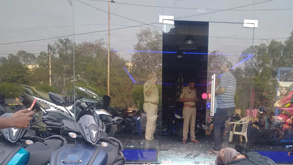 అర్ధరాత్రి దోపిడీ దొంగల బీభత్సం.. ఇద్దరు వాచ్ మెన్లను హత్యచేసి హల్చల్..