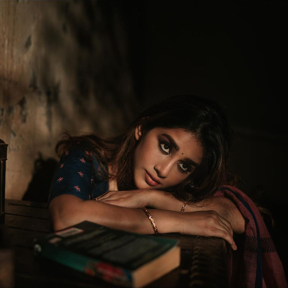 ‘నన్ను దోచుకుందువటే’ సినిమాతో తెలుగు ప్రేక్షకులకు పలకరించింది అందాల తార నభా నటేష్‌. తొలి చిత్రంతోనే తనదైన అందం, నటనతో ఆకట్టుకున్న ఈ ముద్దుగుమ్మ అందరి దృష్టిని ఆకర్షించింది.ఈ అమ్మడికి అవకాశాలు తక్కువ ఉన్న అందం మాత్రం ఎక్కువే. ఈ ముద్దుగుమ్మ ఫొటోస్ కు ఫిదా అవ్వని వాళ్ళు ఉండరు.