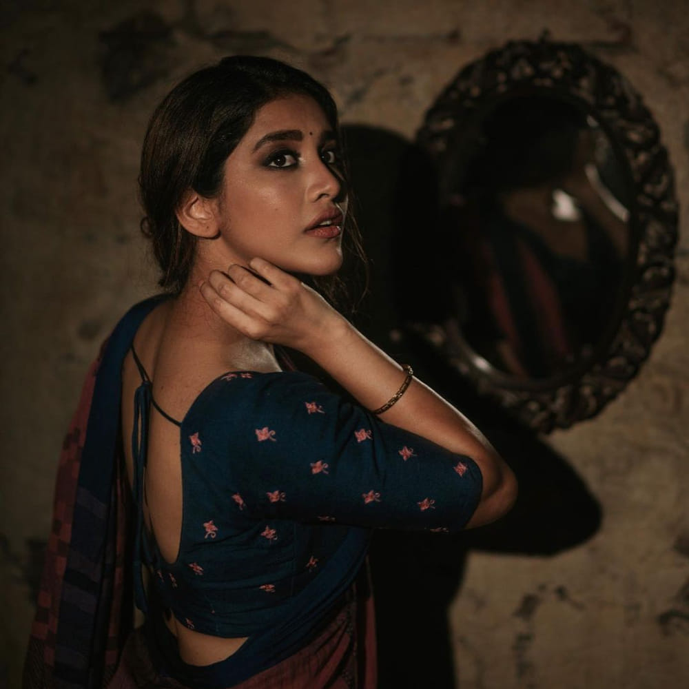 ‘నన్ను దోచుకుందువటే’ సినిమాతో తెలుగు ప్రేక్షకులకు పలకరించింది అందాల తార నభా నటేష్‌. తొలి చిత్రంతోనే తనదైన అందం, నటనతో ఆకట్టుకున్న ఈ ముద్దుగుమ్మ అందరి దృష్టిని ఆకర్షించింది.ఈ అమ్మడికి అవకాశాలు తక్కువ ఉన్న అందం మాత్రం ఎక్కువే. ఈ ముద్దుగుమ్మ ఫొటోస్ కు ఫిదా అవ్వని వాళ్ళు ఉండరు.