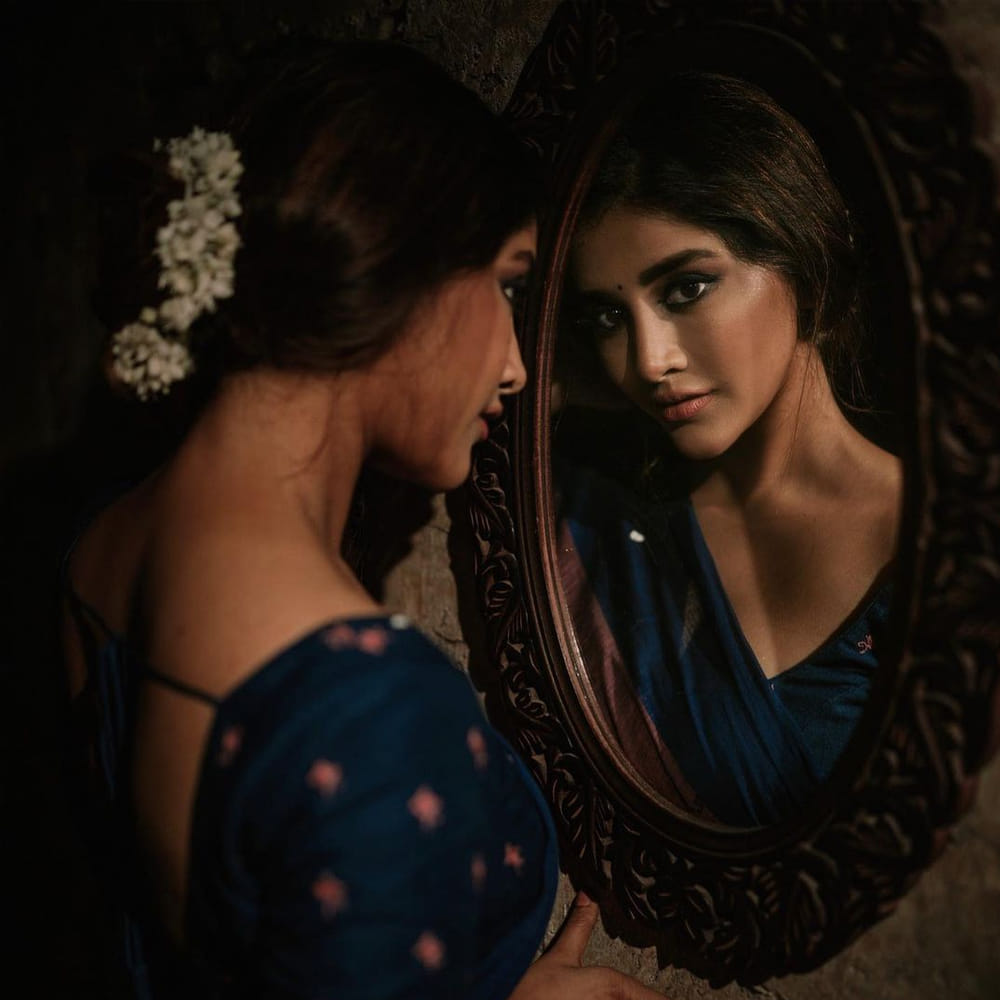 ‘నన్ను దోచుకుందువటే’ సినిమాతో తెలుగు ప్రేక్షకులకు పలకరించింది అందాల తార నభా నటేష్‌. తొలి చిత్రంతోనే తనదైన అందం, నటనతో ఆకట్టుకున్న ఈ ముద్దుగుమ్మ అందరి దృష్టిని ఆకర్షించింది.ఈ అమ్మడికి అవకాశాలు తక్కువ ఉన్న అందం మాత్రం ఎక్కువే. ఈ ముద్దుగుమ్మ ఫొటోస్ కు ఫిదా అవ్వని వాళ్ళు ఉండరు.