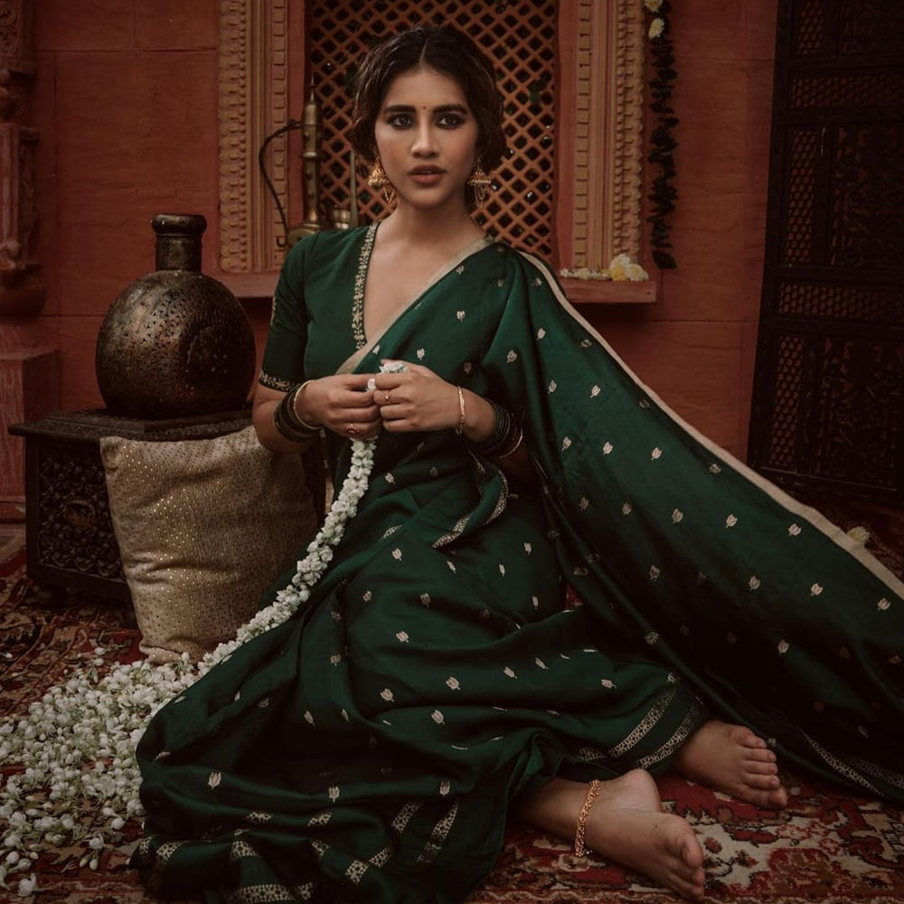 ‘నన్ను దోచుకుందువటే’ సినిమాతో తెలుగు ప్రేక్షకులకు పలకరించింది అందాల తార నభా నటేష్‌. తొలి చిత్రంతోనే తనదైన అందం, నటనతో ఆకట్టుకున్న ఈ ముద్దుగుమ్మ అందరి దృష్టిని ఆకర్షించింది.ఈ అమ్మడికి అవకాశాలు తక్కువ ఉన్న అందం మాత్రం ఎక్కువే. ఈ ముద్దుగుమ్మ ఫొటోస్ కు ఫిదా అవ్వని వాళ్ళు ఉండరు.