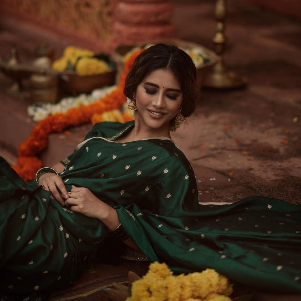 ‘నన్ను దోచుకుందువటే’ సినిమాతో తెలుగు ప్రేక్షకులకు పలకరించింది అందాల తార నభా నటేష్‌. తొలి చిత్రంతోనే తనదైన అందం, నటనతో ఆకట్టుకున్న ఈ ముద్దుగుమ్మ అందరి దృష్టిని ఆకర్షించింది.ఈ అమ్మడికి అవకాశాలు తక్కువ ఉన్న అందం మాత్రం ఎక్కువే. ఈ ముద్దుగుమ్మ ఫొటోస్ కు ఫిదా అవ్వని వాళ్ళు ఉండరు.