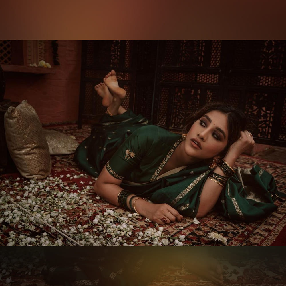 ‘నన్ను దోచుకుందువటే’ సినిమాతో తెలుగు ప్రేక్షకులకు పలకరించింది అందాల తార నభా నటేష్‌. తొలి చిత్రంతోనే తనదైన అందం, నటనతో ఆకట్టుకున్న ఈ ముద్దుగుమ్మ అందరి దృష్టిని ఆకర్షించింది.ఈ అమ్మడికి అవకాశాలు తక్కువ ఉన్న అందం మాత్రం ఎక్కువే. ఈ ముద్దుగుమ్మ ఫొటోస్ కు ఫిదా అవ్వని వాళ్ళు ఉండరు.