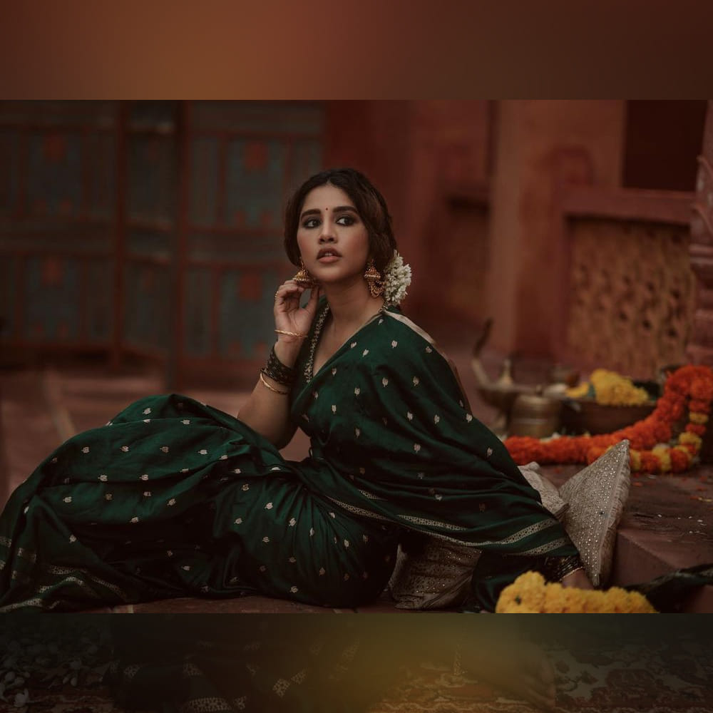 ‘నన్ను దోచుకుందువటే’ సినిమాతో తెలుగు ప్రేక్షకులకు పలకరించింది అందాల తార నభా నటేష్‌. తొలి చిత్రంతోనే తనదైన అందం, నటనతో ఆకట్టుకున్న ఈ ముద్దుగుమ్మ అందరి దృష్టిని ఆకర్షించింది.ఈ అమ్మడికి అవకాశాలు తక్కువ ఉన్న అందం మాత్రం ఎక్కువే. ఈ ముద్దుగుమ్మ ఫొటోస్ కు ఫిదా అవ్వని వాళ్ళు ఉండరు.