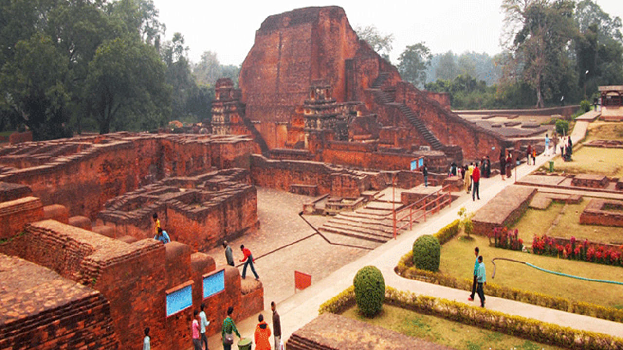 Nalanda-నలంద, చారిత్రక, సాంస్కృతిక భూమిగా ప్రసిద్ధి చెందింది. ఇది UNESCO ప్రపంచ వారసత్వ ప్రదేశం కూడా.  బీహార్ రాజధాని పాట్నా నుండి కేవలం 90 కిలోమీటర్ల దూరంలో ఈ ప్రదేశంలో ఒక చారిత్రక విశ్వవిద్యాలయం ఉంది. దీనిని పెద్ద సంఖ్యలో పర్యాటకులు సందర్శిస్తారు.  ఇక్కడ జంగిల్ సఫారీని కూడా ఆస్వాదించవచ్చు.  