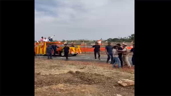 Watch: మరోమారు ప్రధాని మోడీ రోడ్ షోలో భద్రతా వైఫల్యం.. వైరల్గా మారిన వీడియోలు..