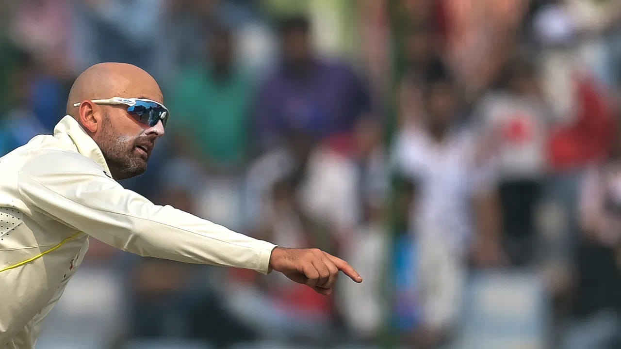 అంతకుముందు పుజారా వికెట్‌ తీసిన ఇంగ్లండ్‌ ఆటగాడు జేమ్స్‌ ఆండర్సన్‌ను నాథన్‌ లియాన్‌ సమం చేశాడు. ఇద్దరు బౌలర్లు ఇప్పటివరకు పుజారాను తలో 12 సార్లు అవుట్ చేశారు.