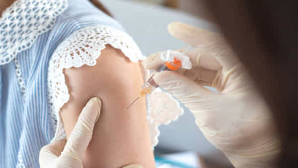 Vaccination Alert: మీ పిల్లలు పుట్టినప్పటి నుంచి పెద్దయ్యే వరకూ తప్పనిసరిగా ఇవ్వాల్సిన టీకాలు ఇవే..