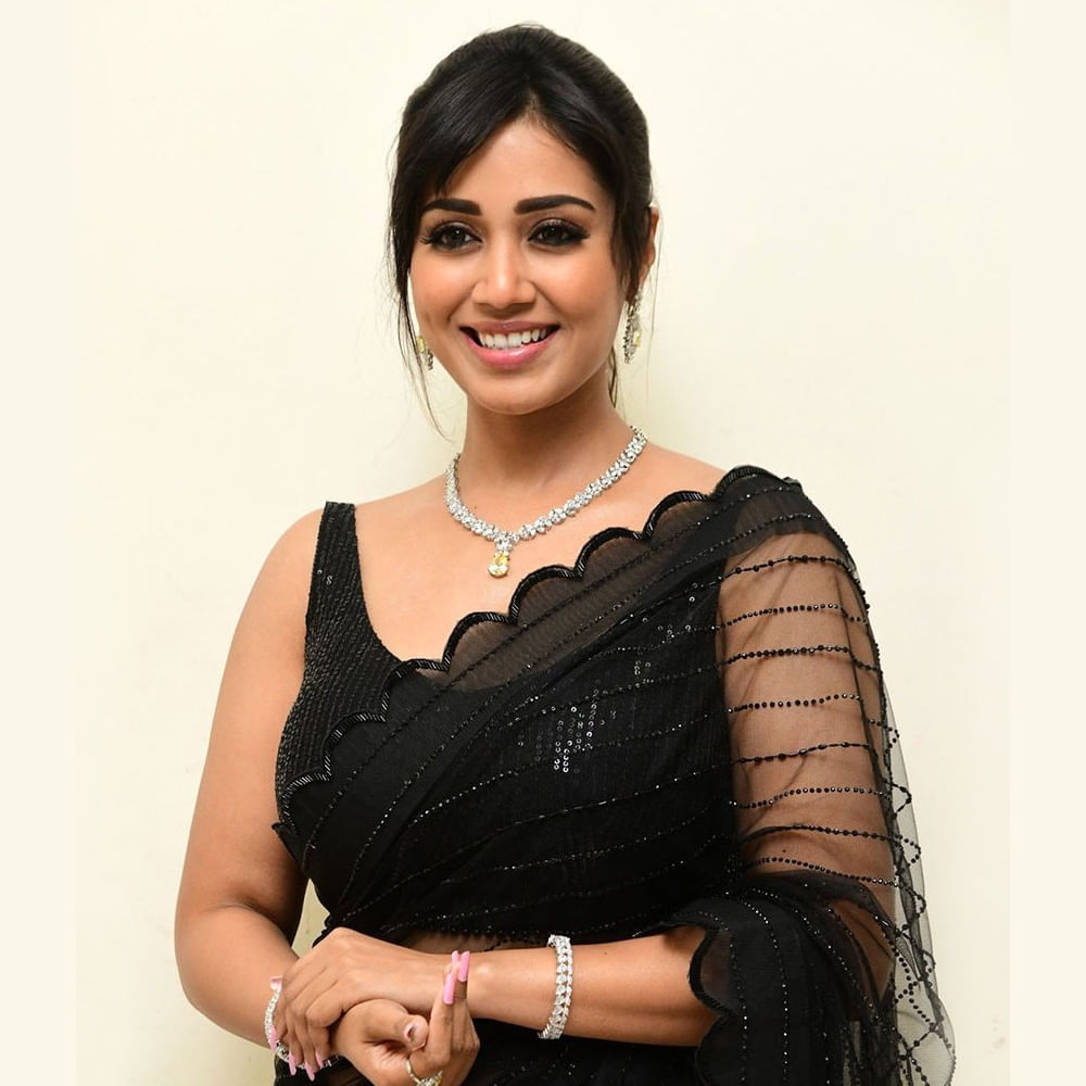 'మెంటల్ మది'లో అనే సినిమా ద్వారా తెలుగుతెరకు పరిచయమైనంది నివేథా పేతురాజ్ . ఆ సినిమాలో నివేదా తన నటనతో ఆకట్టుకుంది. ఇక నివేథా ఆ మధ్య వచ్చిన విరాటపర్వం సినిమాలో నటించారు. ఈ సినిమాలో ఆమె కీలకపాత్రలో కనిపించింది. ప్రస్తుతం ఈ భామ తెలుగులో ధమ్కీ అనే సినిమా చేస్తోంది.