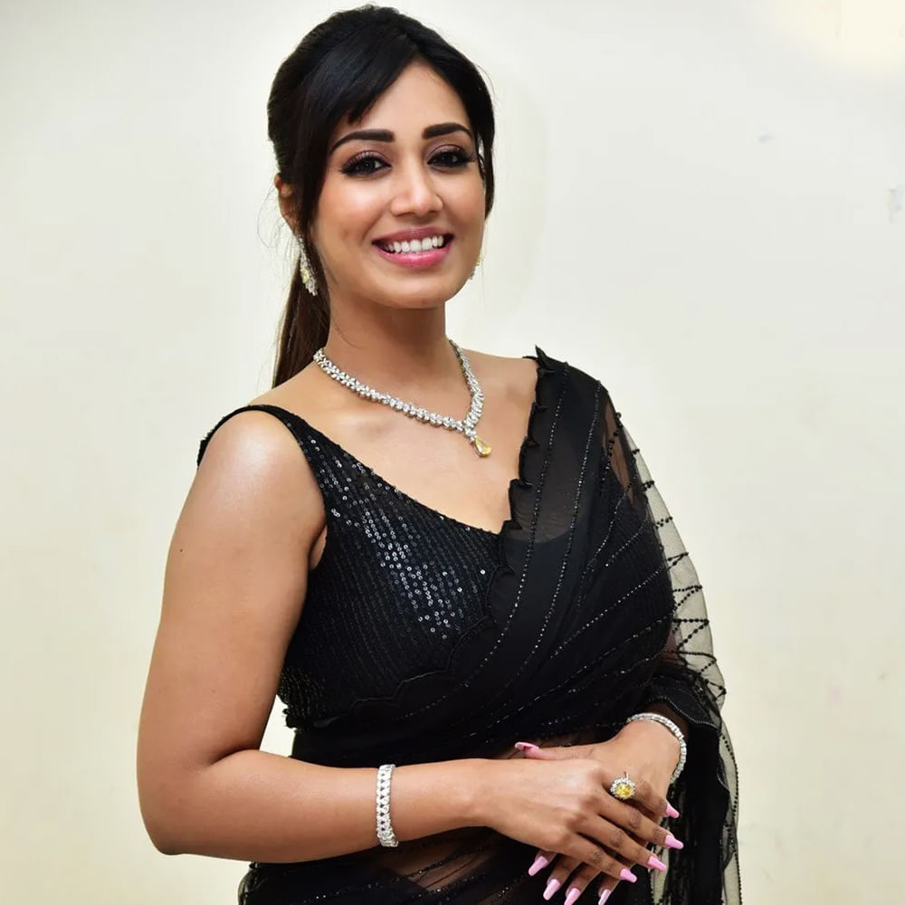 'మెంటల్ మది'లో అనే సినిమా ద్వారా తెలుగుతెరకు పరిచయమైనంది నివేథా పేతురాజ్ . ఆ సినిమాలో నివేదా తన నటనతో ఆకట్టుకుంది. ఇక నివేథా ఆ మధ్య వచ్చిన విరాటపర్వం సినిమాలో నటించారు. ఈ సినిమాలో ఆమె కీలకపాత్రలో కనిపించింది. ప్రస్తుతం ఈ భామ తెలుగులో ధమ్కీ అనే సినిమా చేస్తోంది.