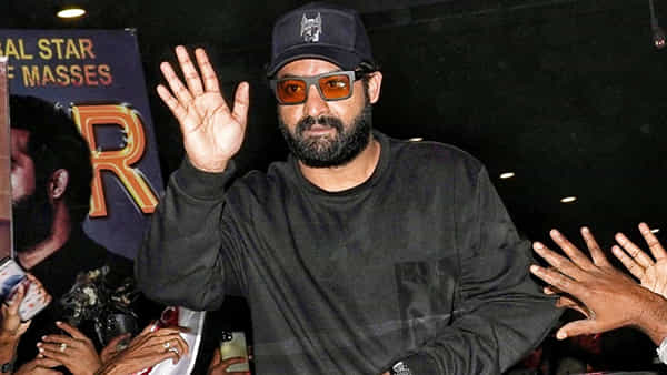 Jr.NTR: జక్కన్న చేతిలో ఆస్కార్ చూసి ఎన్టీఆర్ కంటతడి.. హైదరాబాద్ చేరుకున్న తారక్కు ఘన స్వాగతం..